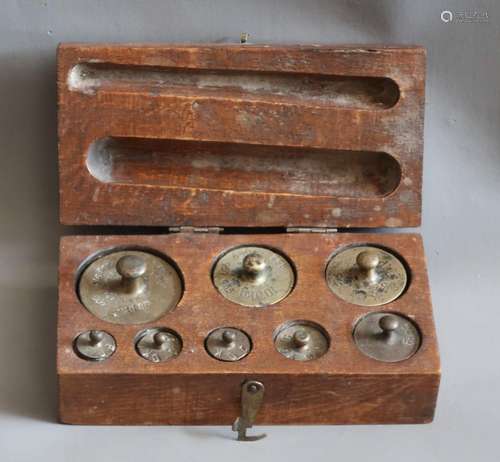 Small weight box with brass weights,complete