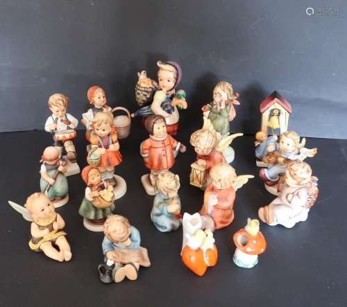 Convolute about 18 pieces of Hummel figurines