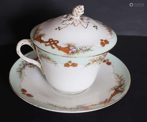 Lid handle cup with saucer