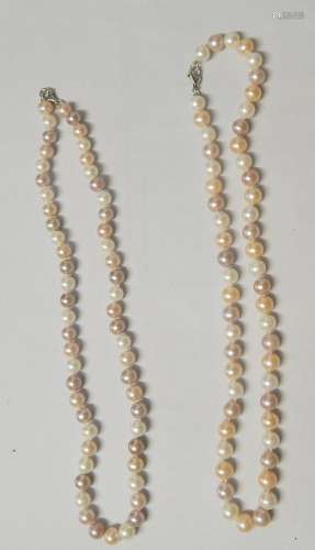 Convolute 2 pearl necklaces
