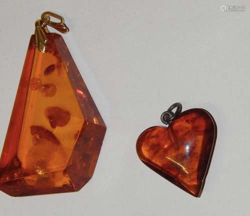 Convolute 2 different amber pendants