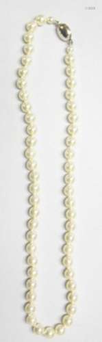 Pearl necklace with magnetic clasp