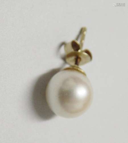 Single ear stud with white pearl