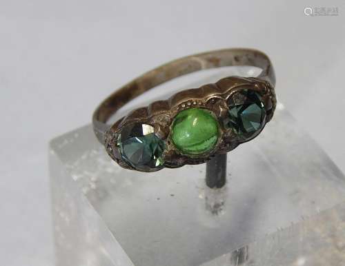 Ladies ring with 3 green glass stones
