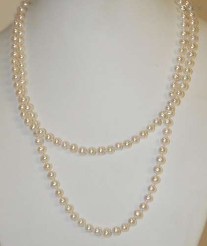Long pearl necklace with 585 yellow gold clasp