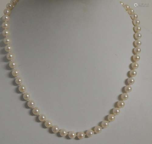 Pearl necklace with 585 yellow gold ball clasp