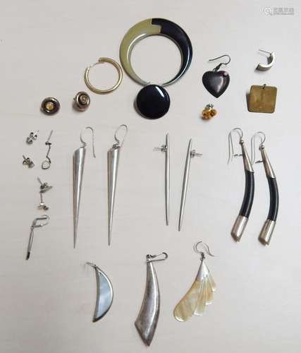 Convolute 4 pairs of earrings and 15 individual earrings