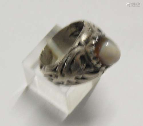 Ladies ring with light agate