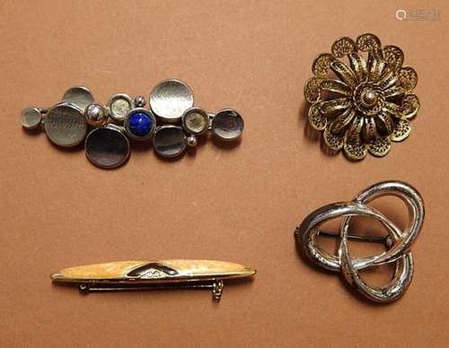 Mix of 4 brooches