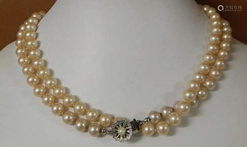 Pearl necklace with metal clasp