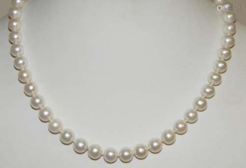 Pearl necklace with magnetic clasp