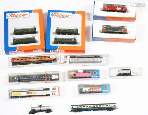 Mixed lot of 2 electric locomotives of the company Roco with...
