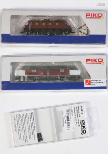 Convolute 2 electric locomotives of the company Piko (model ...