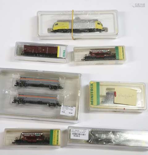 Minitrix electric locomotive and 7 freight cars (1 x defecti...