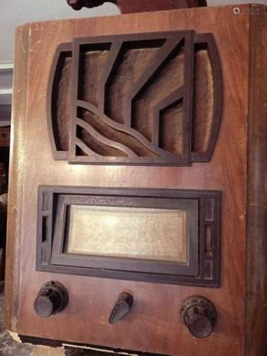 Tube radio brand Radiola,with backelite switches and back pa...
