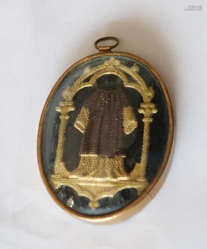 Pendant "Embroidered priest robe behind curved glass,ar...