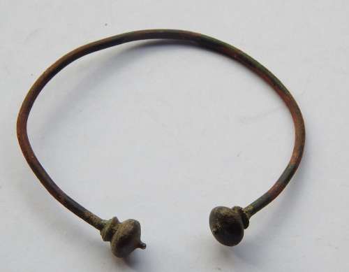 Bronze upper arm bracelet with 2 onion heads