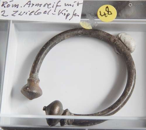 Roman bangle with onion buttons