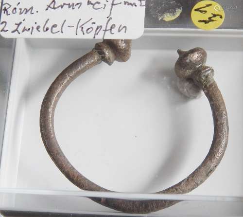 Roman bangle with 2 onion buttons