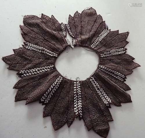 Pearl collar in leaf shape