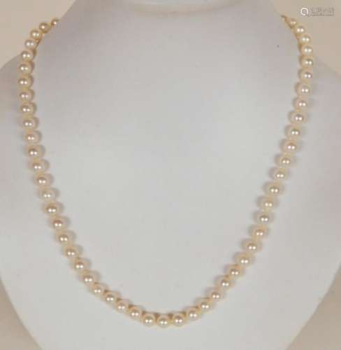 Pearl necklace with 333 white gold clasp