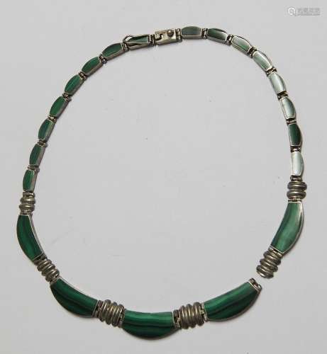 Necklace with malachite trim
