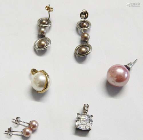 Convolute costume jewelry:pair of stud earrings