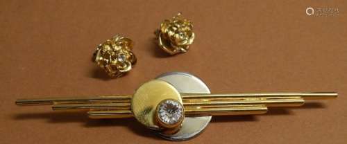 Convolute costume jewelry:pair of rose earrings and pin