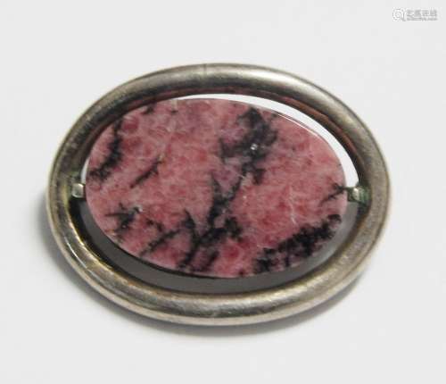 Brooch with pink agate