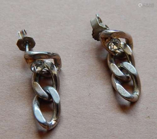 Pair of stud earrings with curb chain part
