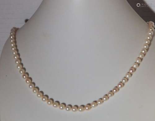 Necklace with white pearls