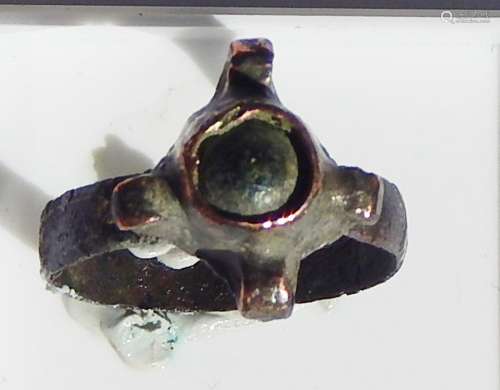 Roman ring with stone and in cross shape