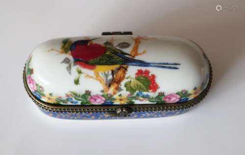 Oval lidded box with depiction of a hummingbird
