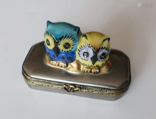 Small lidded box with 2 owls