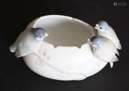 Bowl with sitting birds