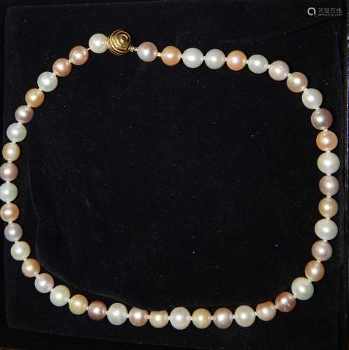 Ladies pearl necklace with 585 yellow gold clasp