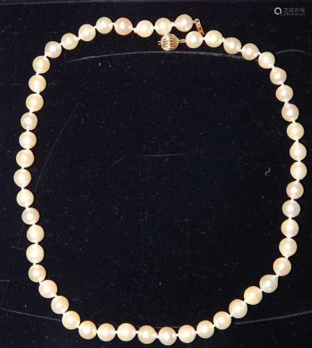 Cultured pearl necklace with 585 yellow gold clasp
