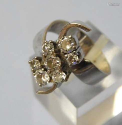 Ladies ring with 7 diamonds