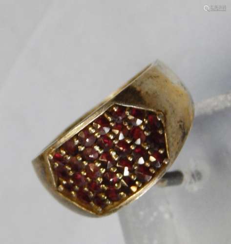 Ladies ring with garnet set