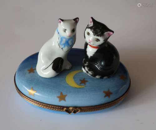 Lidded box with depiction of 2 cats, Limoges porcelain, ca. ...