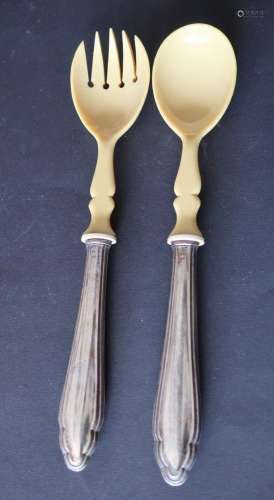Salad servers with horned lobs