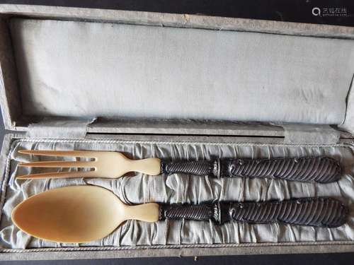 Salad servers with leg loops with case