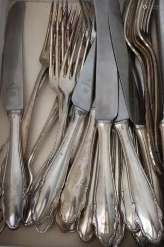 Convolute 12 large knives and 12 large forks