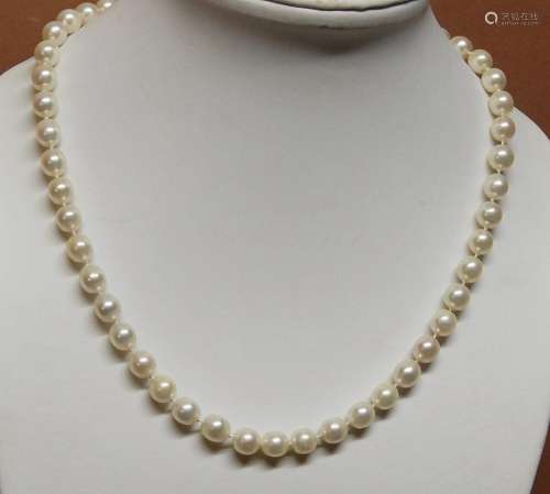 Cultured pearl necklace with 585 white gold clasp