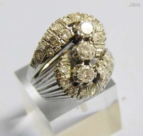 Ladies ring with brilliant and diamond set