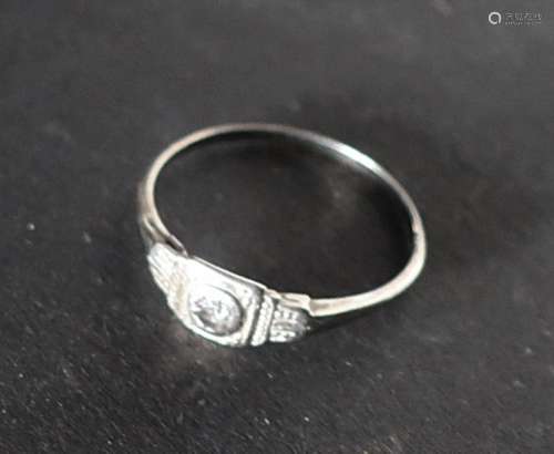 Lady's ring with small diamond