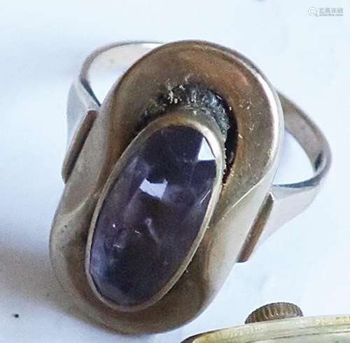 Ladies ring with amethyst cabochon
