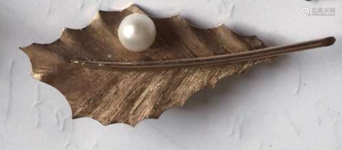 Leaf brooch with white pearl