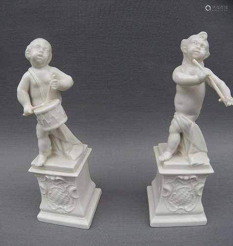 2 Putti playing music