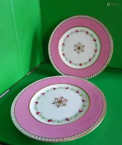 2 flat plates with floral decor